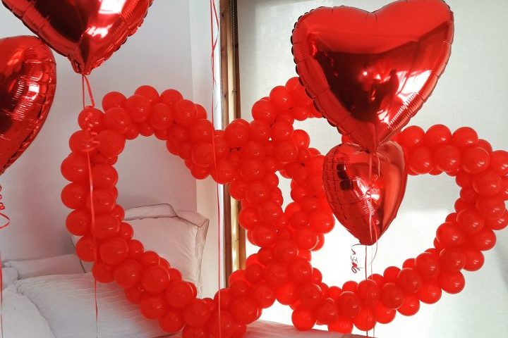 decoracion con globos para san valentin